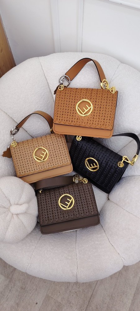 شنتة FENDI
