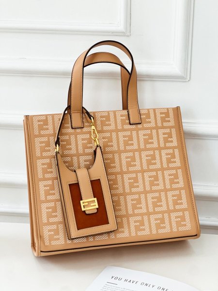 شنتة FENDI